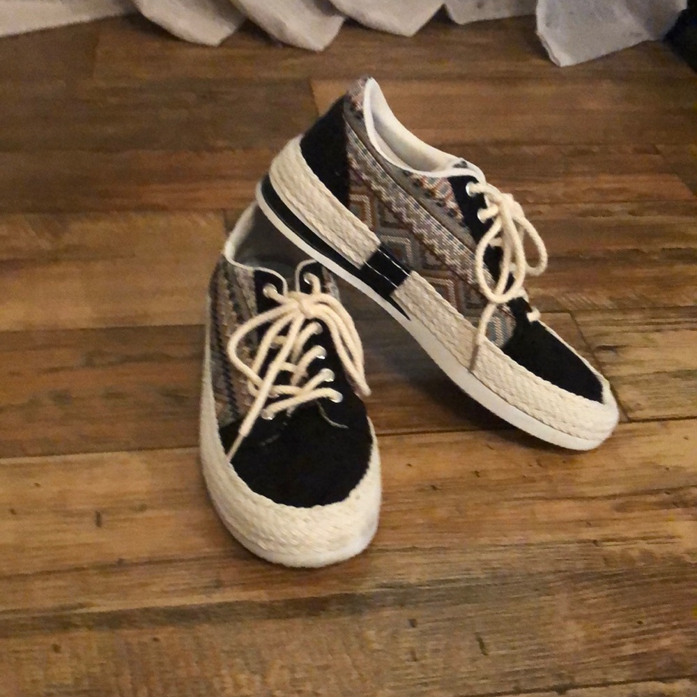 Cute tennis shoes. Black
